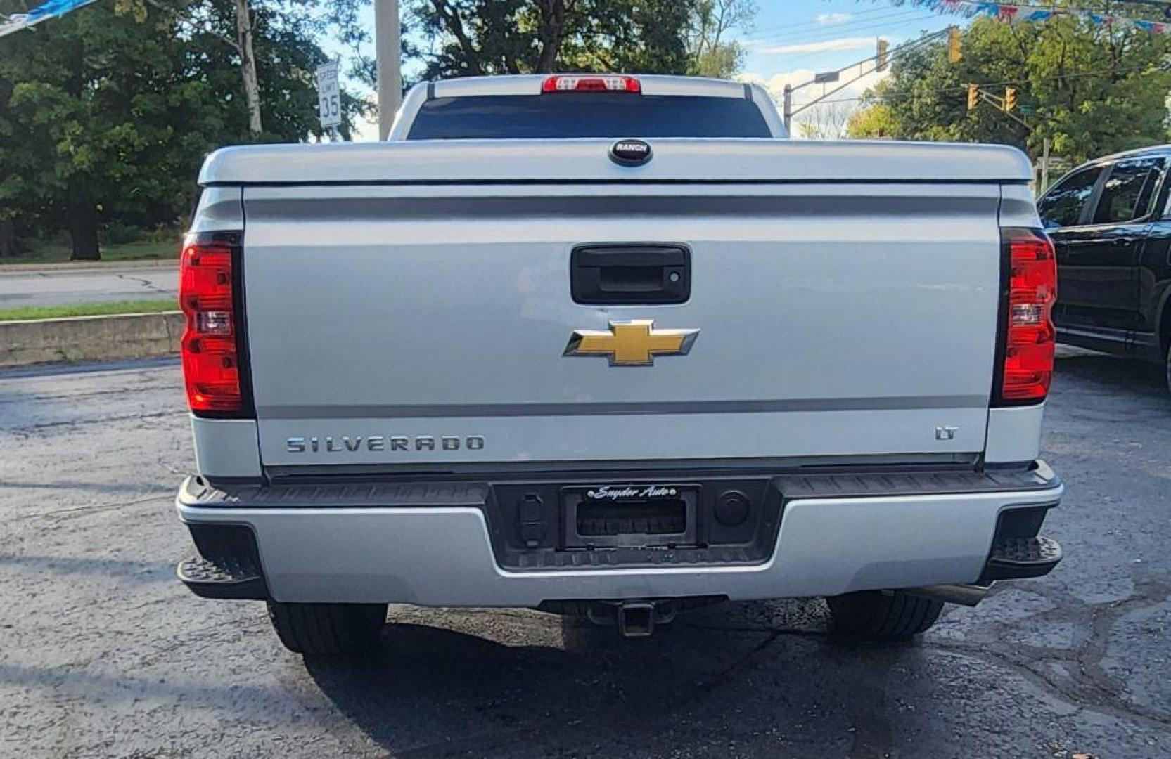 2017 SILVER CHEVROLET SILVERADO 1500 LT - 4WD (1GCVKREC1HZ) with an 5.3L engine, Automatic transmission, located at 101 S. Halleck St., DeMotte, 46310, (219) 987-2922, 41.202343, -87.198189 - Photo#4