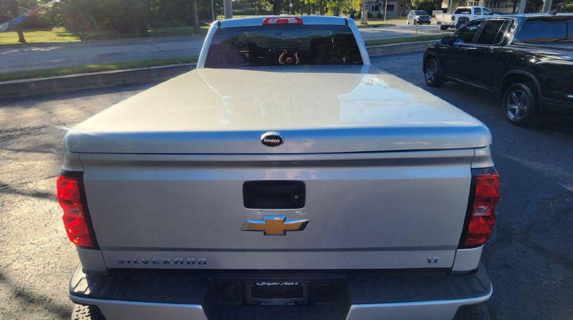 2017 SILVER CHEVROLET SILVERADO 1500 LT - 4WD (1GCVKREC1HZ) with an 5.3L engine, Automatic transmission, located at 101 S. Halleck St., DeMotte, 46310, (219) 987-2922, 41.202343, -87.198189 - Photo#5