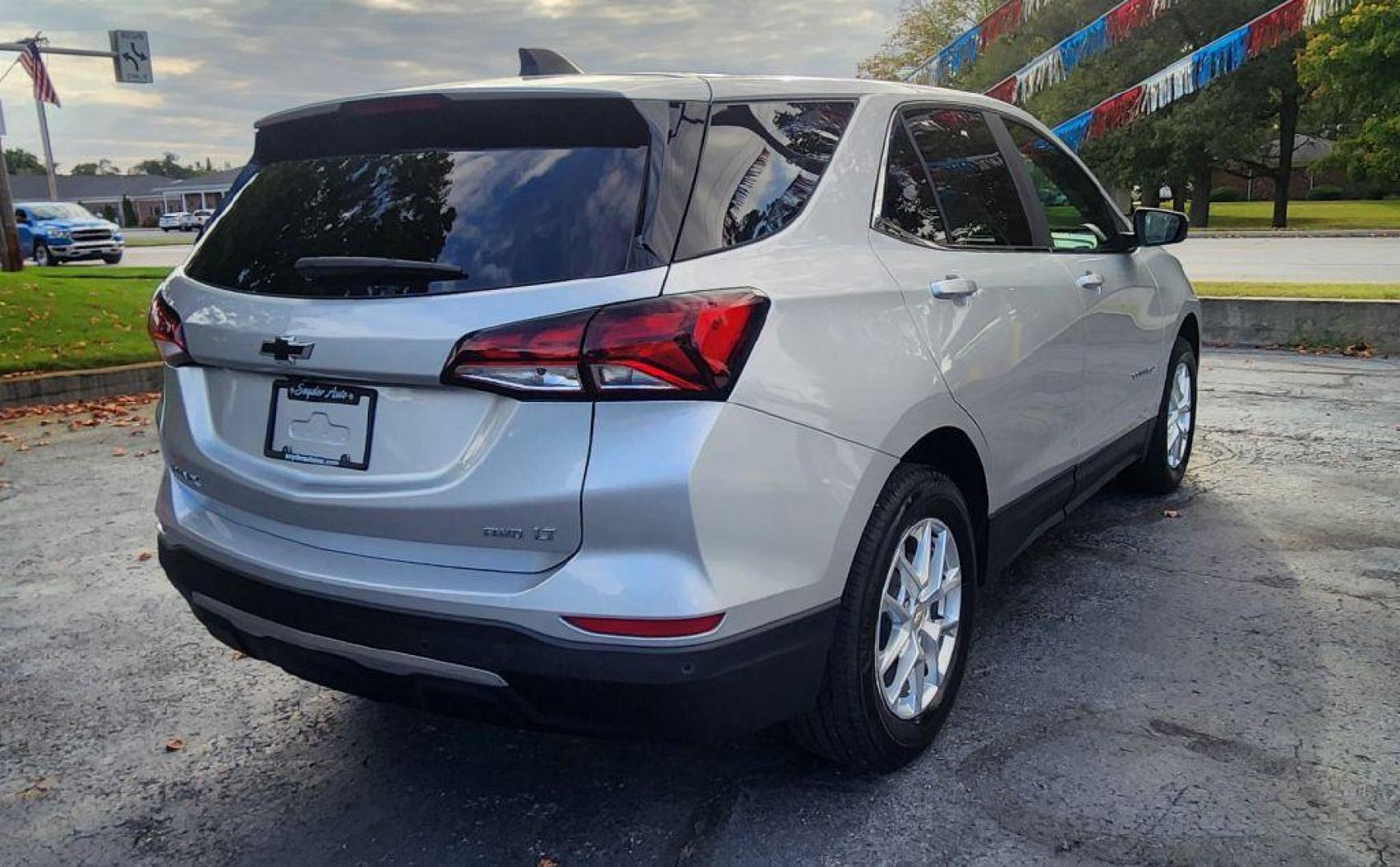 2022 SILVER CHEVROLET EQUINOX LT - AWD (3GNAXUEV3NS) with an 1.5L engine, Automatic transmission, located at 101 S. Halleck St., DeMotte, 46310, (219) 987-2922, 41.202343, -87.198189 - Photo#2