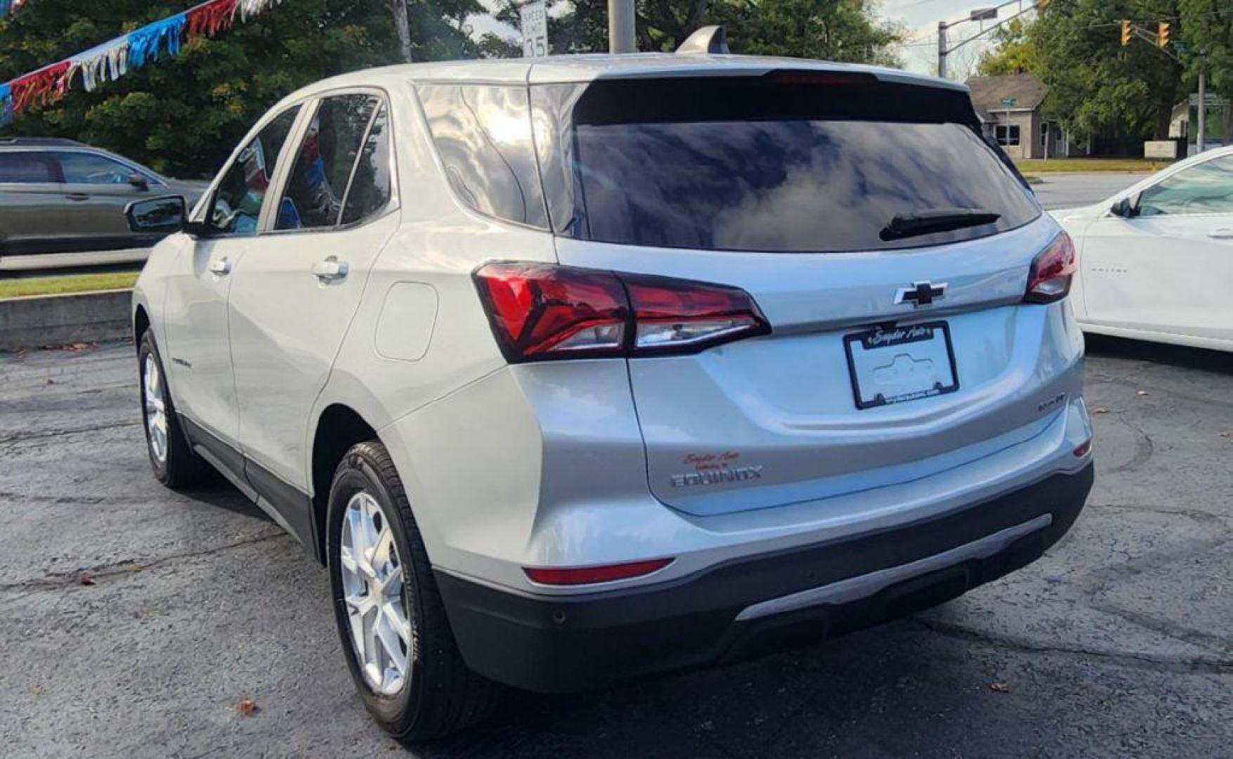 2022 SILVER CHEVROLET EQUINOX LT - AWD (3GNAXUEV3NS) with an 1.5L engine, Automatic transmission, located at 101 S. Halleck St., DeMotte, 46310, (219) 987-2922, 41.202343, -87.198189 - Photo#3