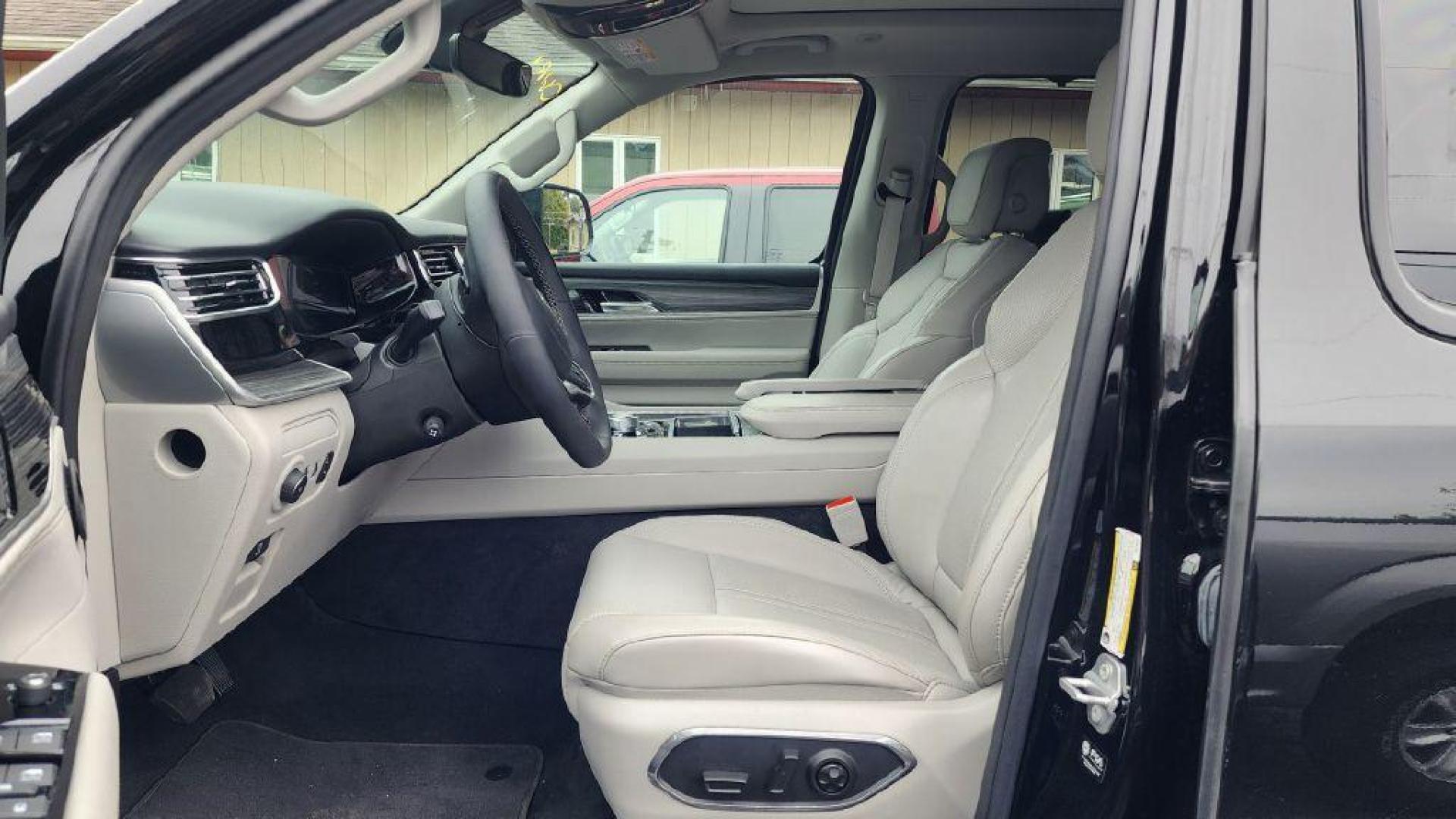 2023 BLACK JEEP WAGONEER SERIES III -4WD (1C4SJVDP6PS) with an 3.0L engine, Automatic transmission, located at 101 S. Halleck St., DeMotte, 46310, (219) 987-2922, 41.202343, -87.198189 - Photo#4