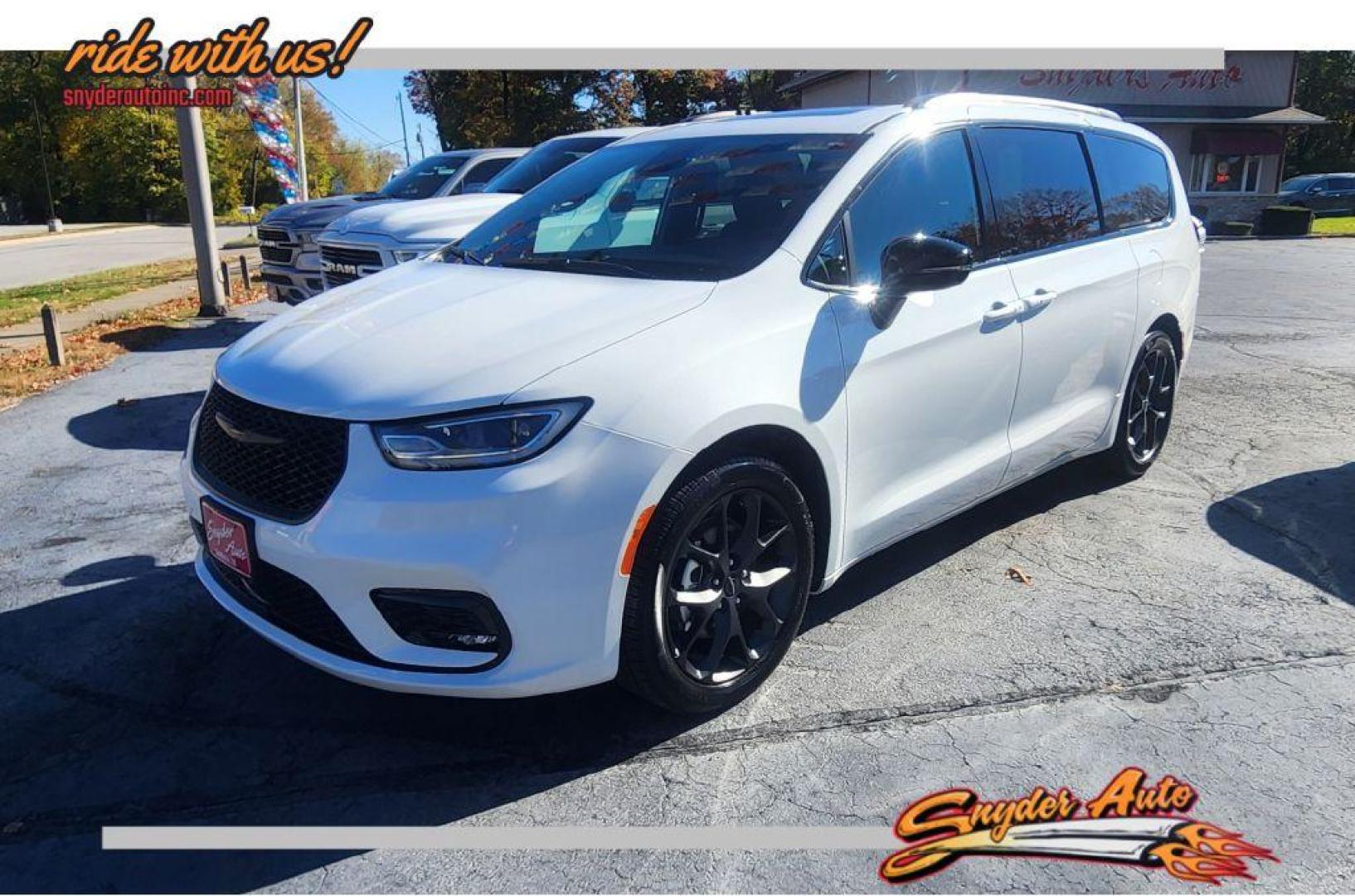 2024 WHITE CHRYSLER PACIFICA LIMITED - FWD (2C4RC1GG2RR) with an 3.6L engine, Automatic transmission, located at 101 S. Halleck St., DeMotte, 46310, (219) 987-2922, 41.202343, -87.198189 - Photo#0