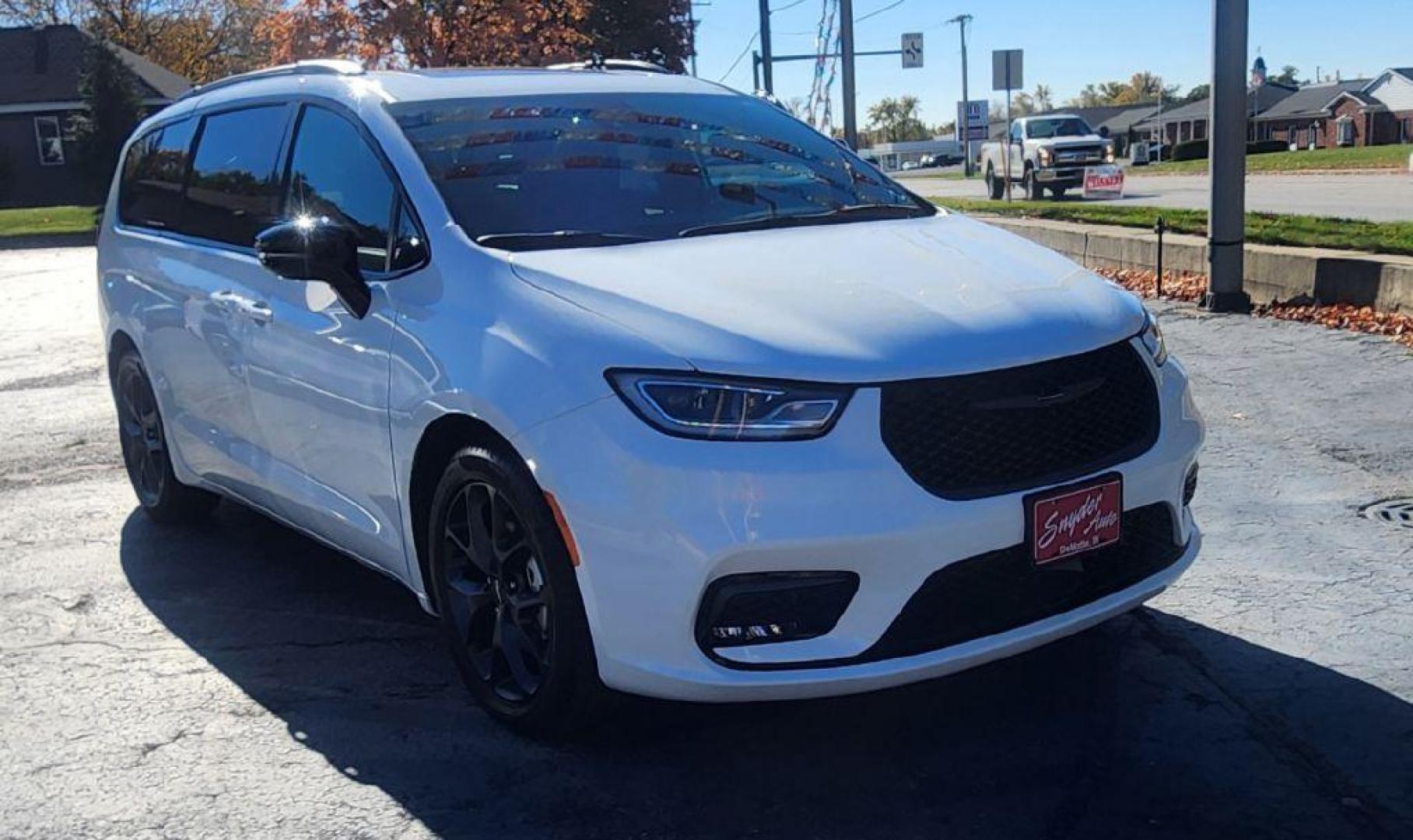 2024 WHITE CHRYSLER PACIFICA LIMITED - FWD (2C4RC1GG2RR) with an 3.6L engine, Automatic transmission, located at 101 S. Halleck St., DeMotte, 46310, (219) 987-2922, 41.202343, -87.198189 - Photo#1