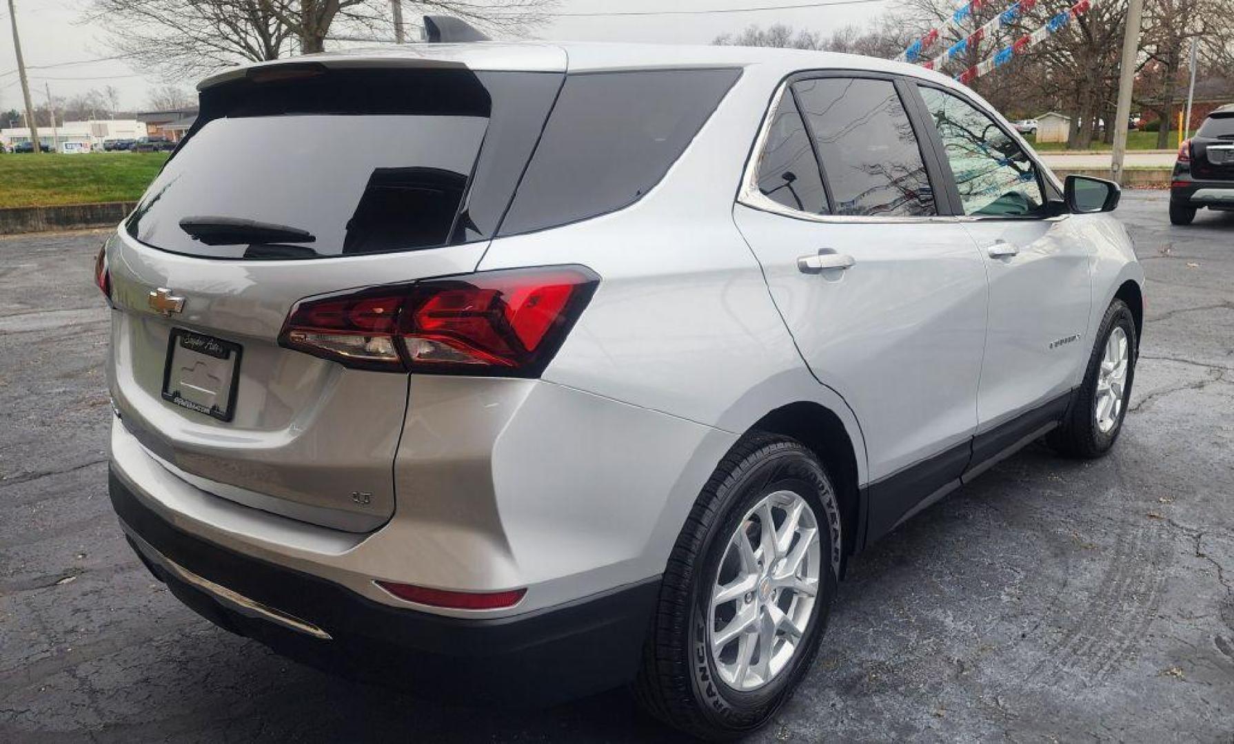 2022 SILVER CHEVROLET EQUINOX LT - FWD (3GNAXKEV4NL) with an 1.5L engine, Automatic transmission, located at 101 S. Halleck St., DeMotte, 46310, (219) 987-2922, 41.202343, -87.198189 - Photo#2