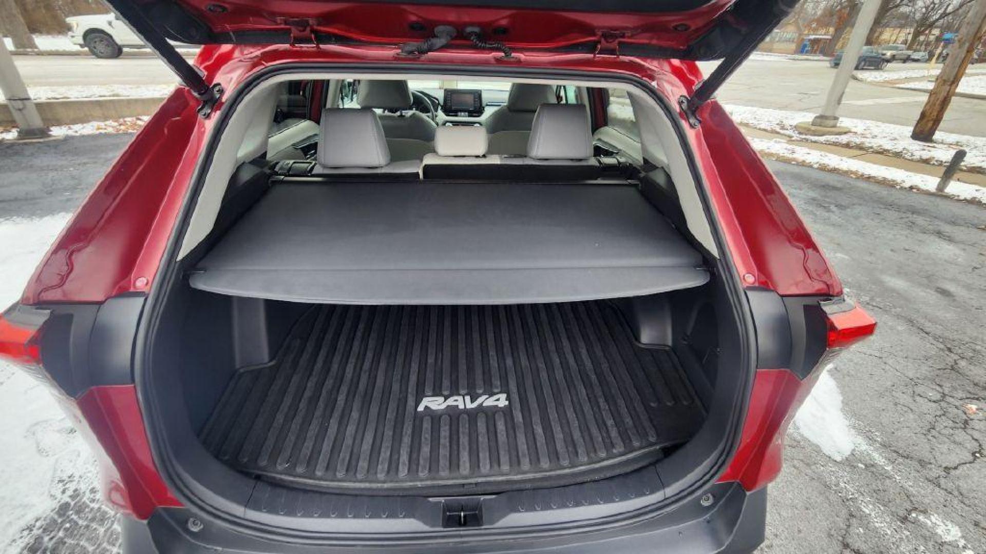 2021 BURGUN TOYOTA RAV4 XLE PREMIUM - AWD (2T3A1RFV6MW) with an 2.5L engine, Automatic transmission, located at 101 S. Halleck St., DeMotte, 46310, (219) 987-2922, 41.202343, -87.198189 - Photo#24