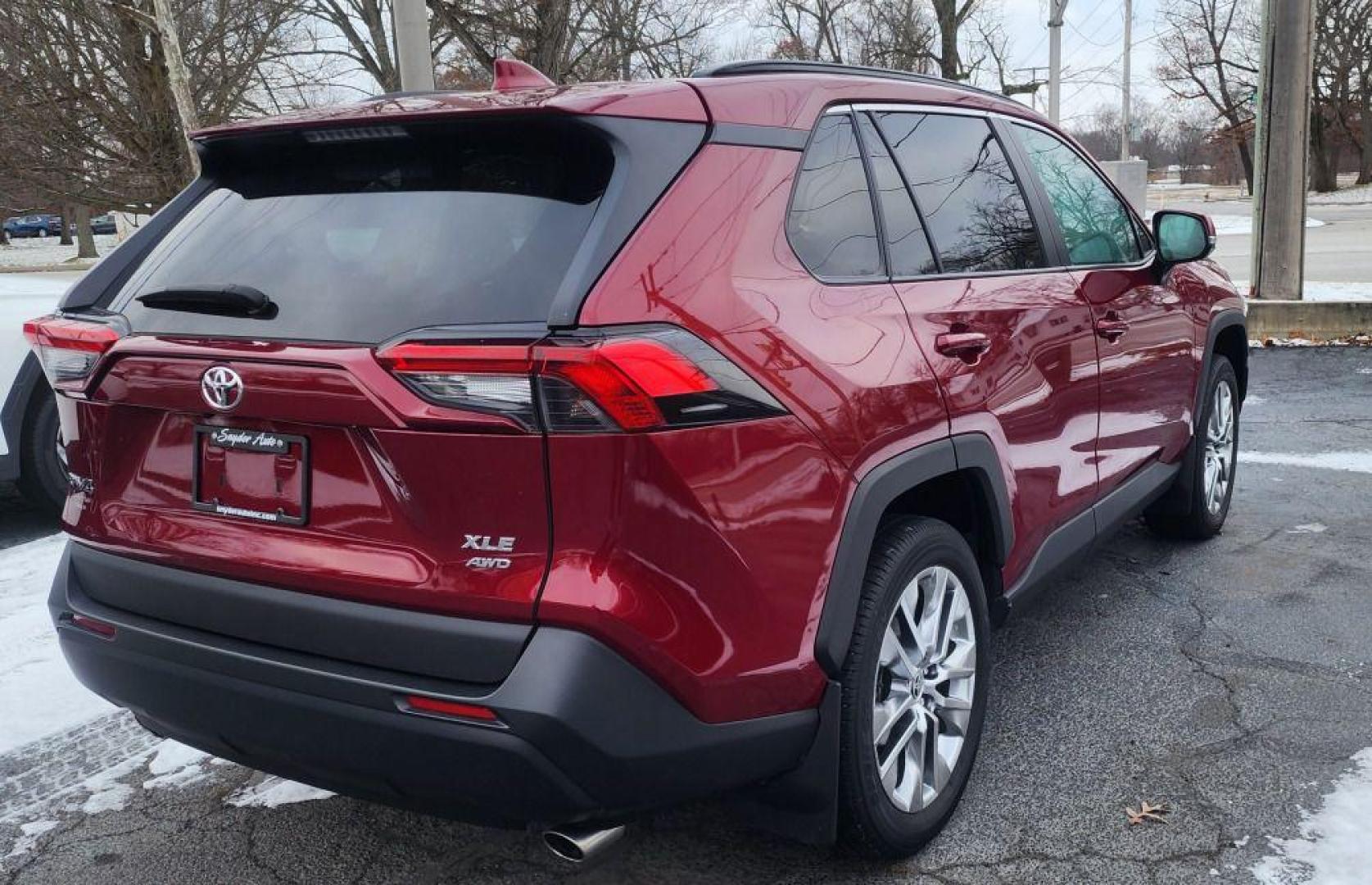 2021 BURGUN TOYOTA RAV4 XLE PREMIUM - AWD (2T3A1RFV6MW) with an 2.5L engine, Automatic transmission, located at 101 S. Halleck St., DeMotte, 46310, (219) 987-2922, 41.202343, -87.198189 - Photo#2