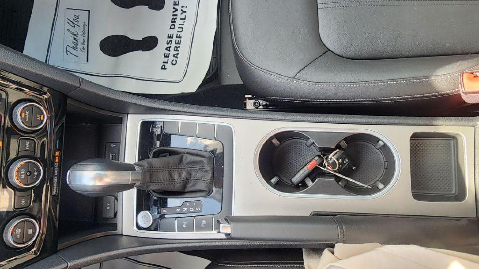 2020 BURGUN VOLKSWAGEN PASSAT SEL - FWD (1VWCA7A39LC) with an 2.0L engine, Automatic transmission, located at 101 S. Halleck St., DeMotte, 46310, (219) 987-2922, 41.202343, -87.198189 - Photo#19